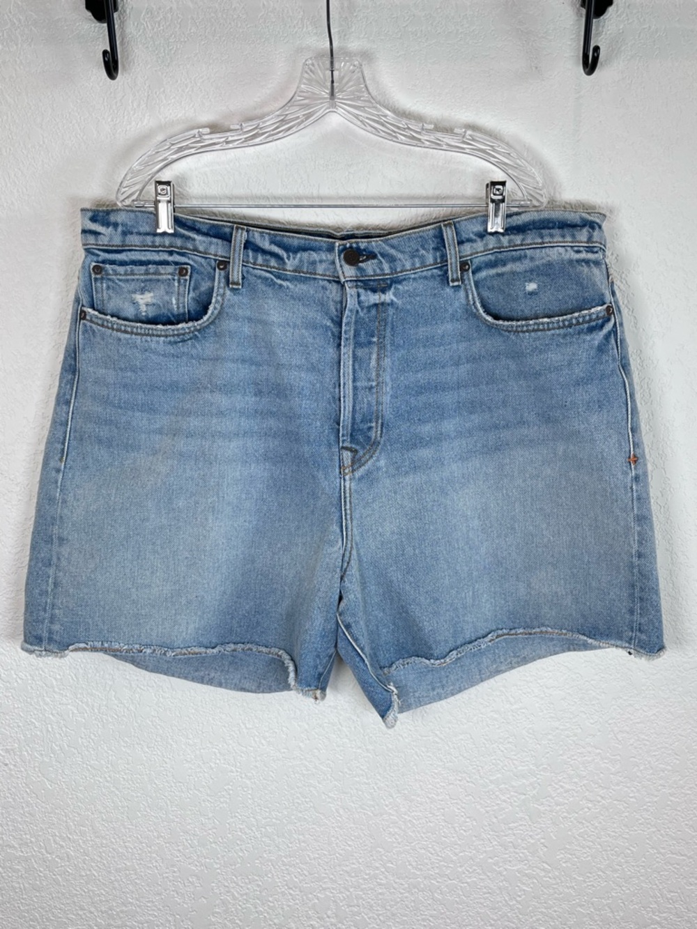 Imogene + Willie Hazel Denim Cutoff Shorts in Light Wash size 34 - Picture 3 of 11